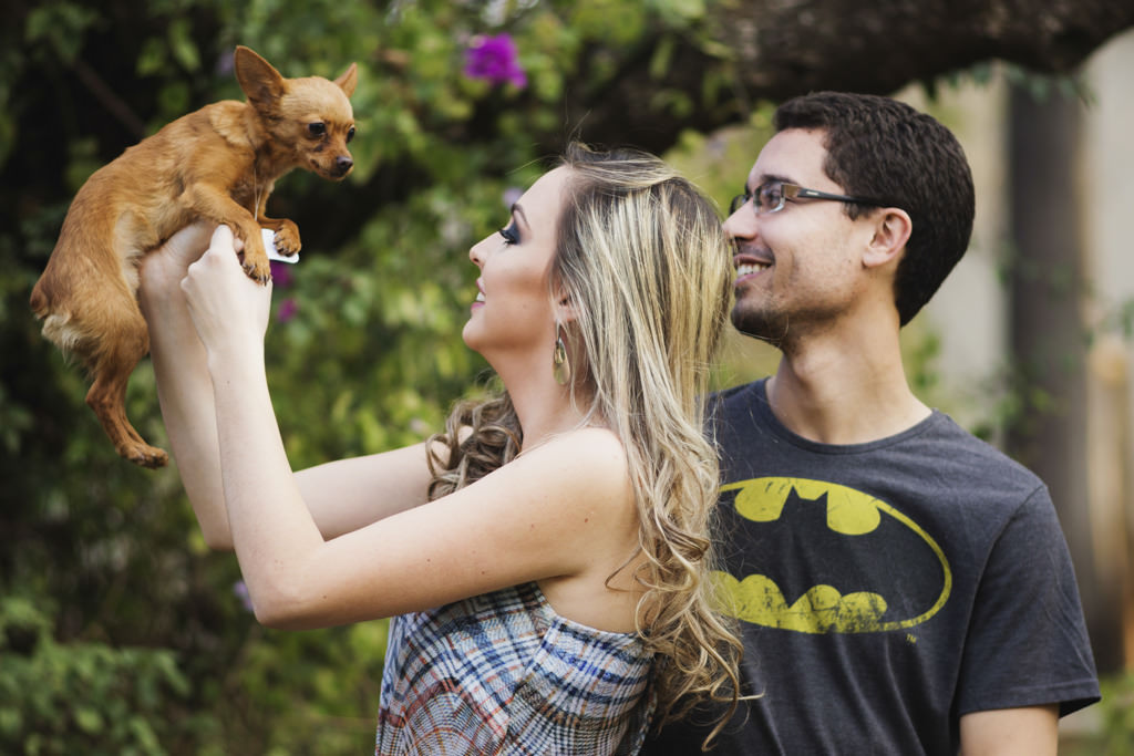 Driely segurando seu cachorrinho que está com as alianças amarradas no pescoço no sitio 2001 em Sete lagoas