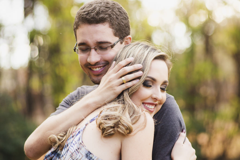 o carinho, com o rosto de driely em seu ombro william.