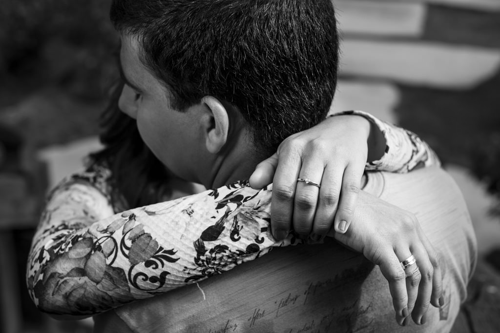 o abraço de kamila em samuel de olhos fechados sentido todo o carinho