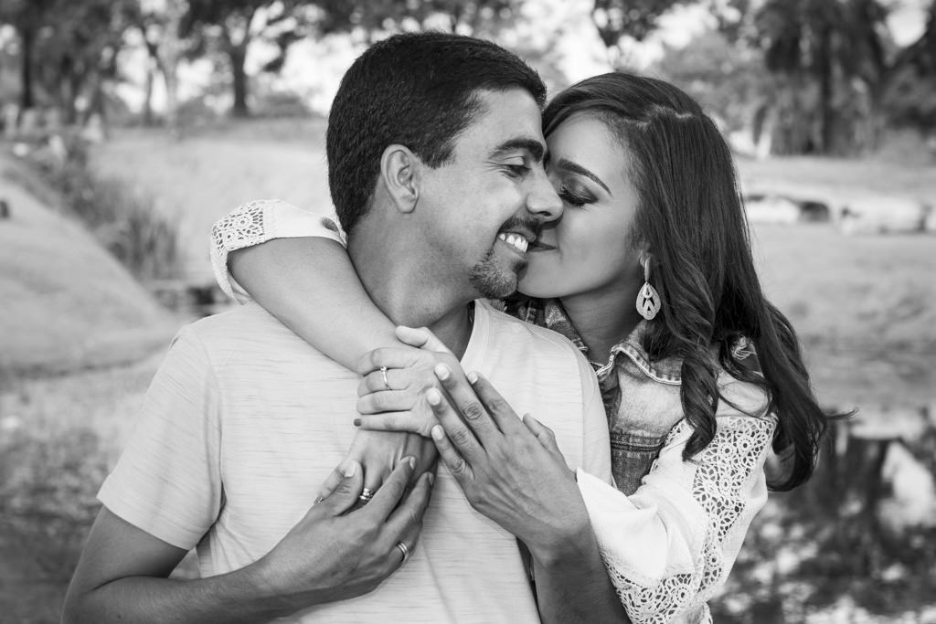 o abraço carinho da noiva kamila em Samuel durante o pre wedding realizado no solar do engenho em sete lagoas