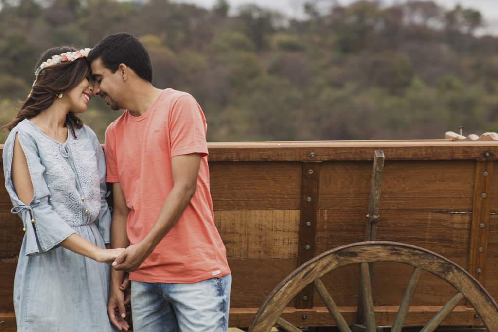 ao fundo as montanhas da linda paisagem do engenho em sete lagoas e o carinho entre kamila e samuel