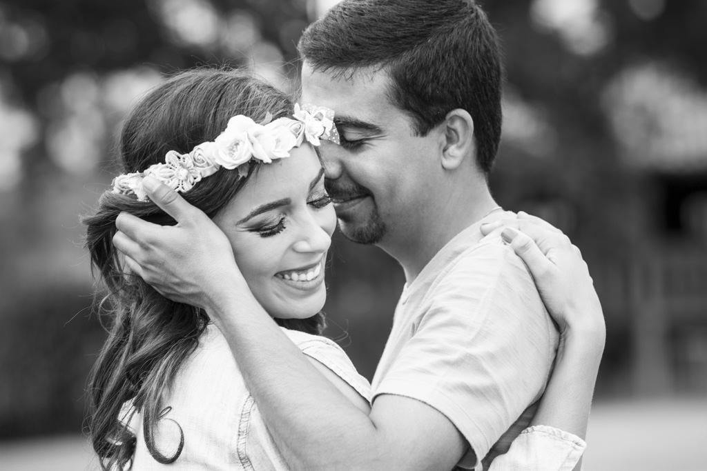 com uma linda coroa de flores kamila a noiva recebe o carinho de samuel