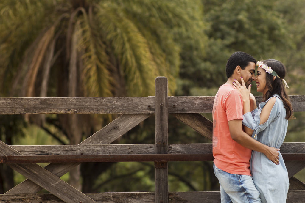 para não fugir da essência de samuel uma porteira de madeira antiga serviu de moldura para kamila e samuel