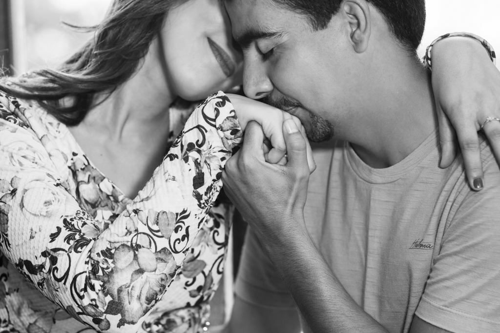 o carinho de samuel e demonstrado em um apaixonado beijo na mão de kamila