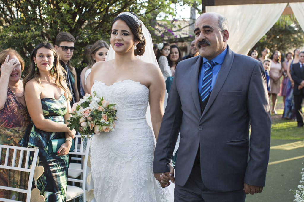A entrada da noiva thammy com seu pai, momento de emoção onde thammy não conteve as lágrimas