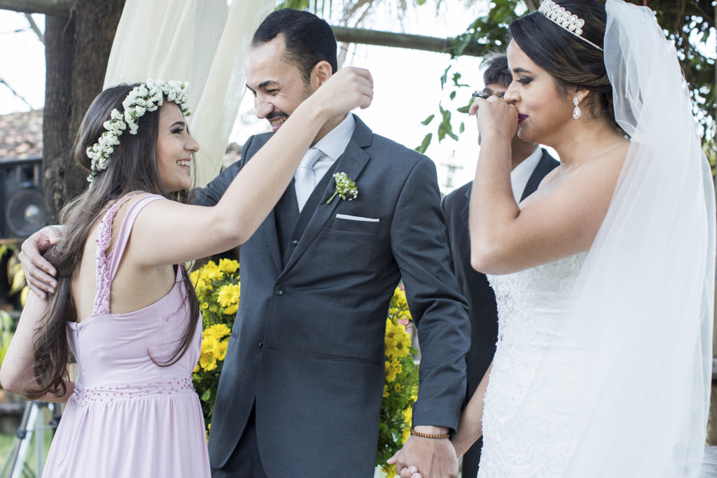 Recebendo as alianças de suas dama de honra