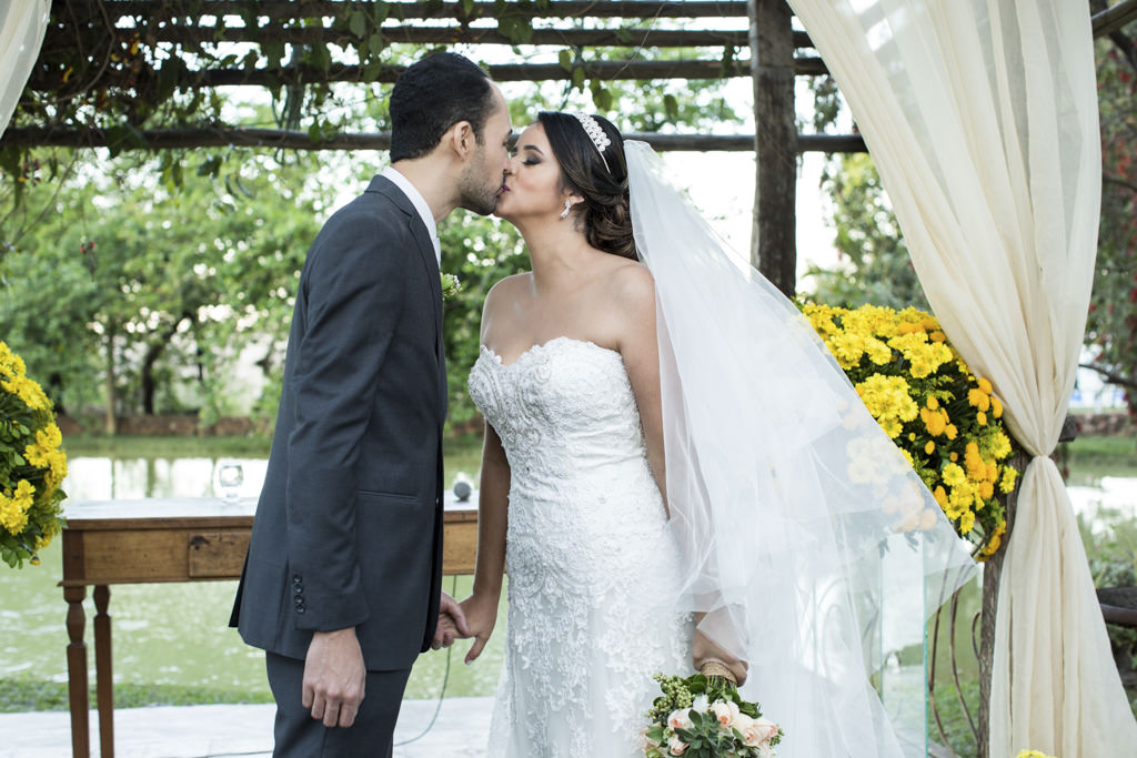 para fechar com chave de ouro a linda celebração no sitio 2001 em sete lagoas o beijo apaixonado dos noivos