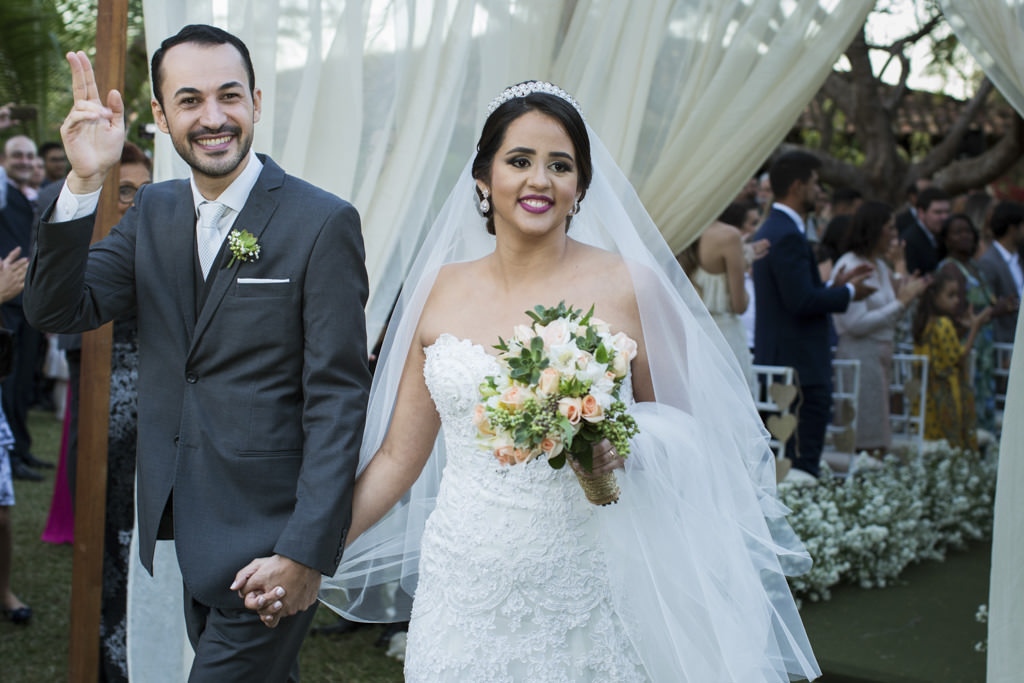 a saída triunfal de Christian e thammy a alegrias dos noivos