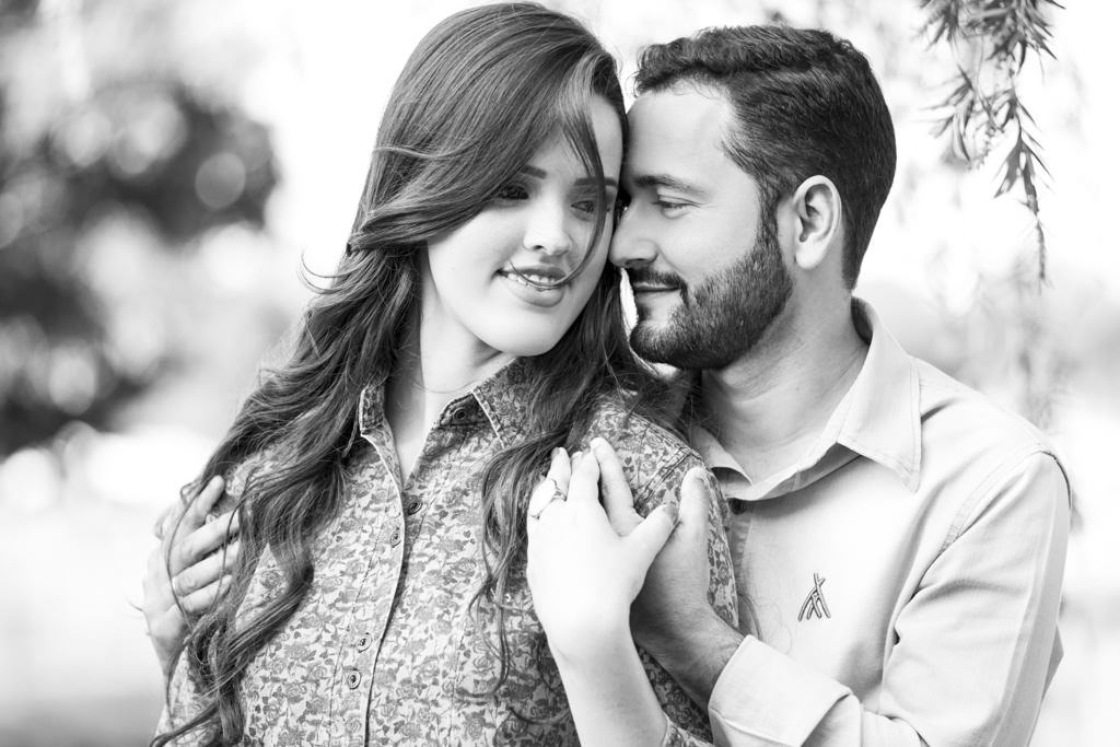 com o olhar fixo em sua amada tiago com todo carinho em izabella, pre wedding fazenda pacu
