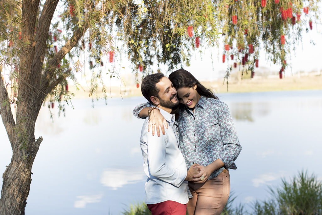 com lindo lago da fazenda pacu ao fundo o abraço e troca de carinho entre tiago e izabella, pre wedding