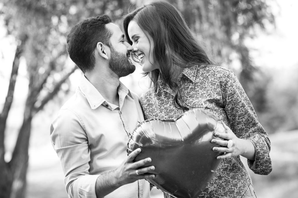 segurando o balão de coração o quase beijo