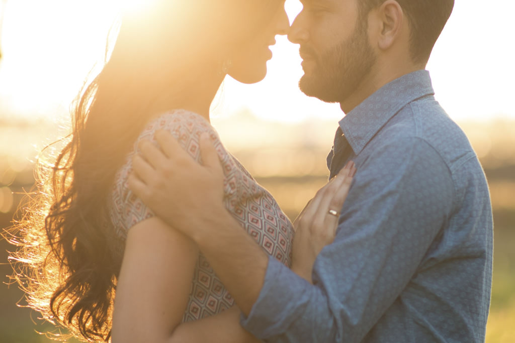 com lindo por do sol ao fundo a troca de olhar entre tiago e izabella