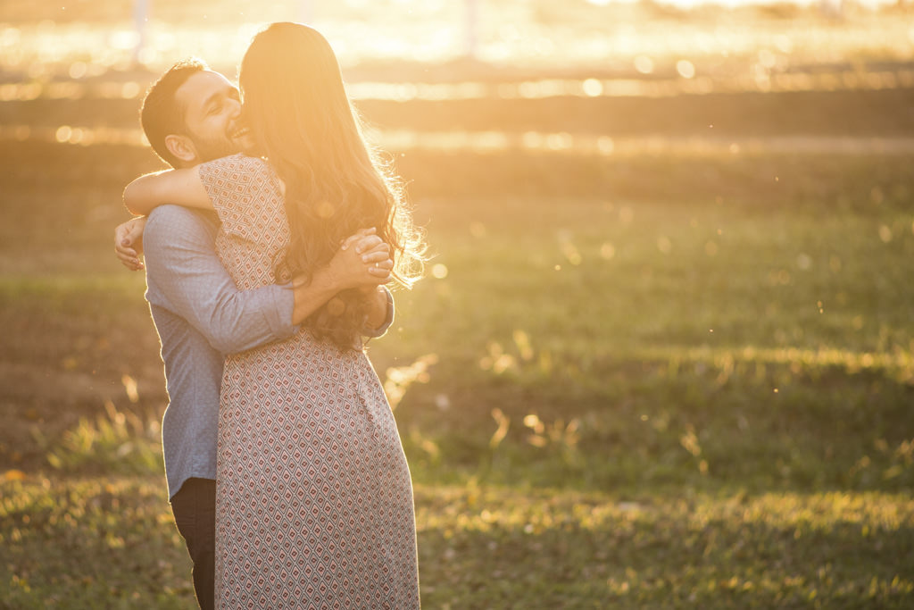 aproveitando o lindo por do sol o abraço e carinho de tiago e izabella
