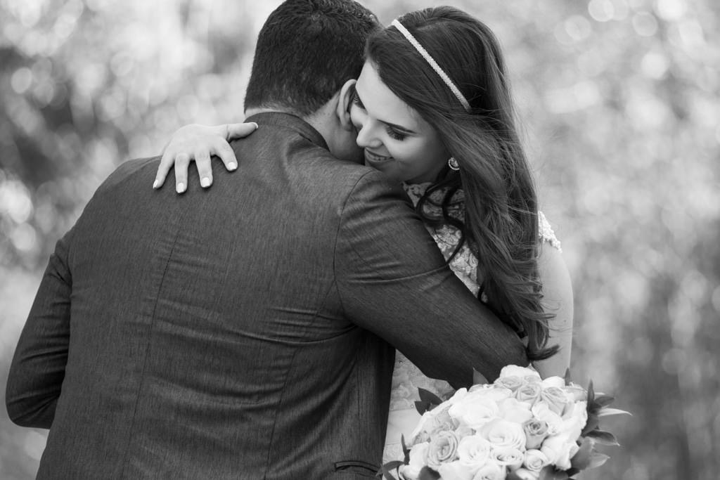 o abraço de diego em Barbara que segura seu lindo buque de flores