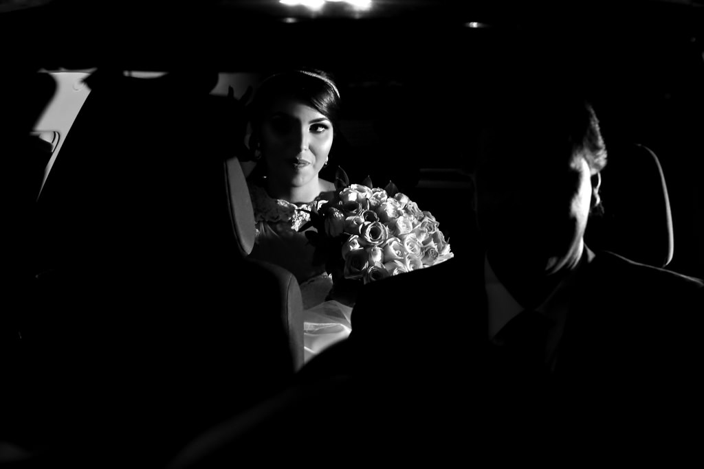 A linda noiva Barbara momentos antes de entrar na Igreja Matriz Nossa Senhora do Carmo em Paraopeba, dentro do carro segurando seu lindo buque