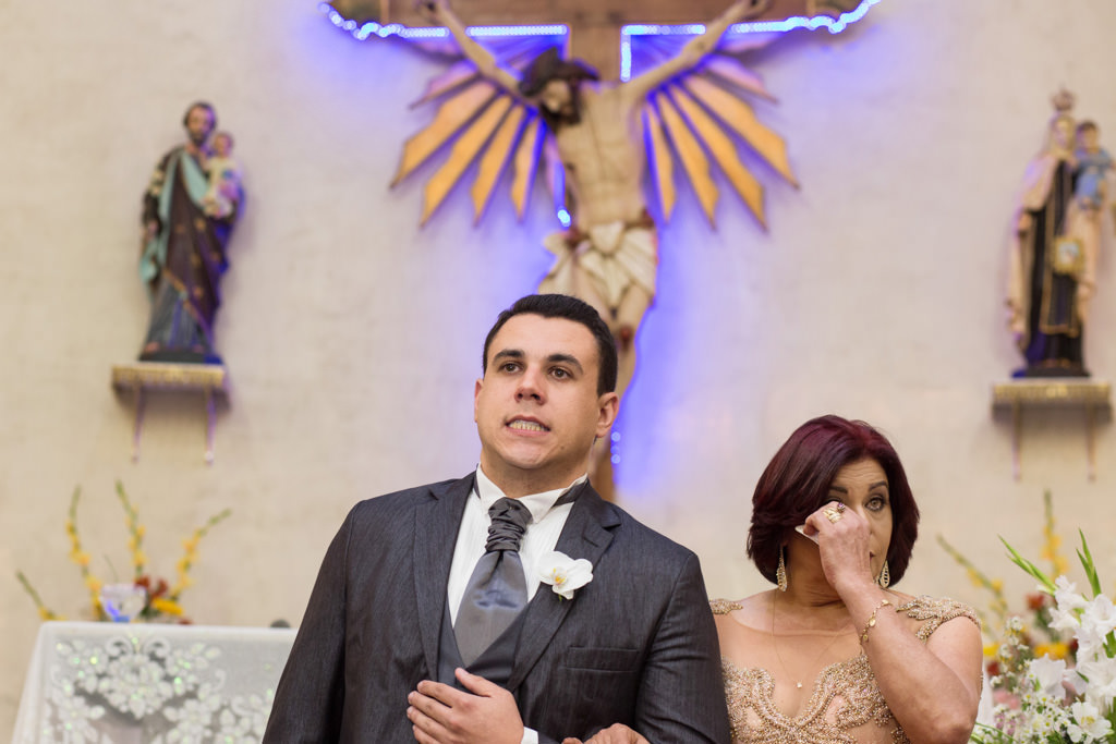 Aguardando a entrada de sua linda noiva, a expressão de Diego e o choro de sua mãe demonstra toda a emoção do casaemento