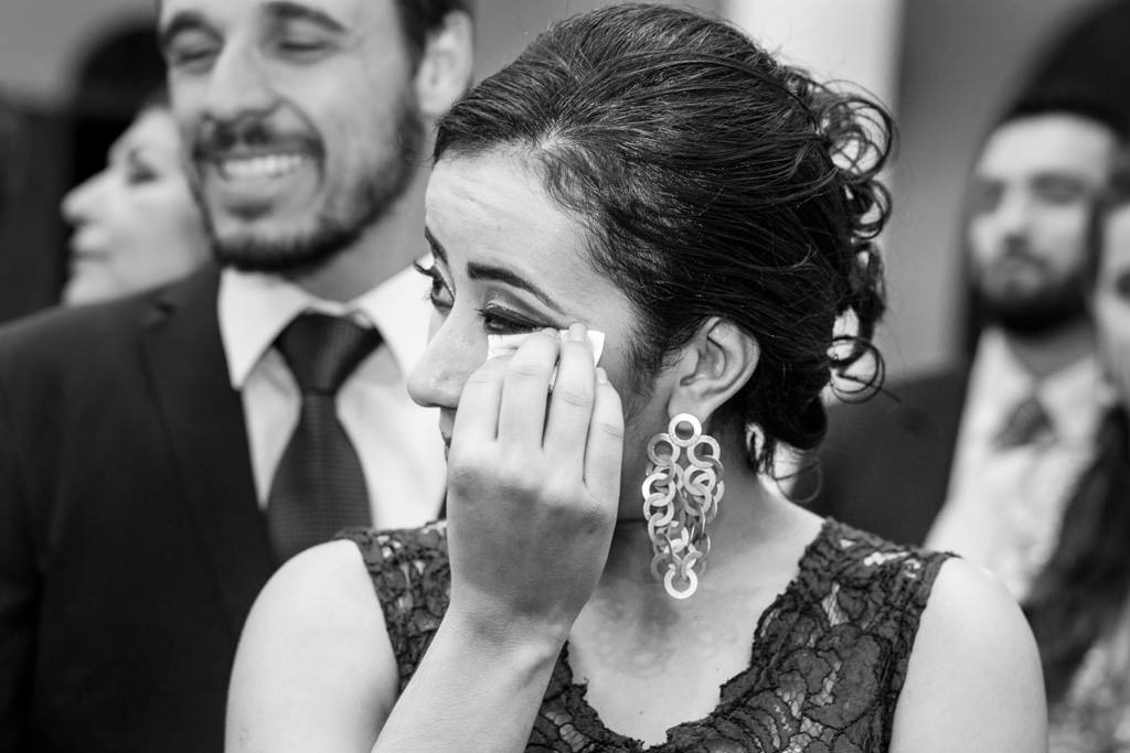 Mais uma madrinha enxugando as lágrimas na entrada de Barbara na Igreja Matriz de Paraopeba