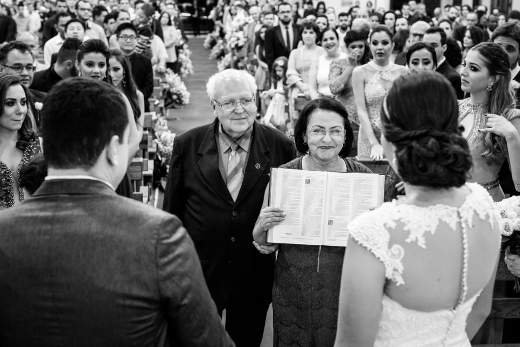 Bárbara e Diego no altar observando a entrada de seu avô e a bíblia sagrada
