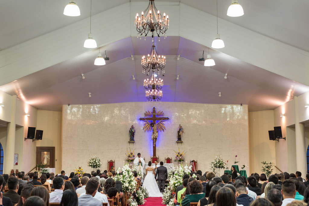 A imagem ampla de toda a Igreja Matriz do Carmo em Paraopeba, a vista dos noivos e convidados