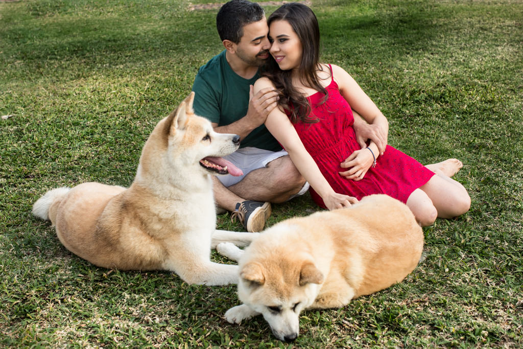 sob o olhar atento de Natsu e Aika Rafaela e Henrique trocam olhares e carinho