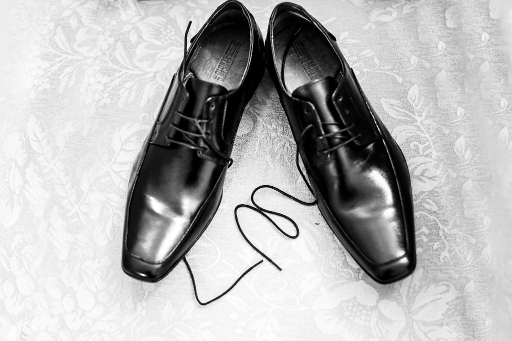 os sapatos do noivo Marcelo, onde os cadarços formam a letra M