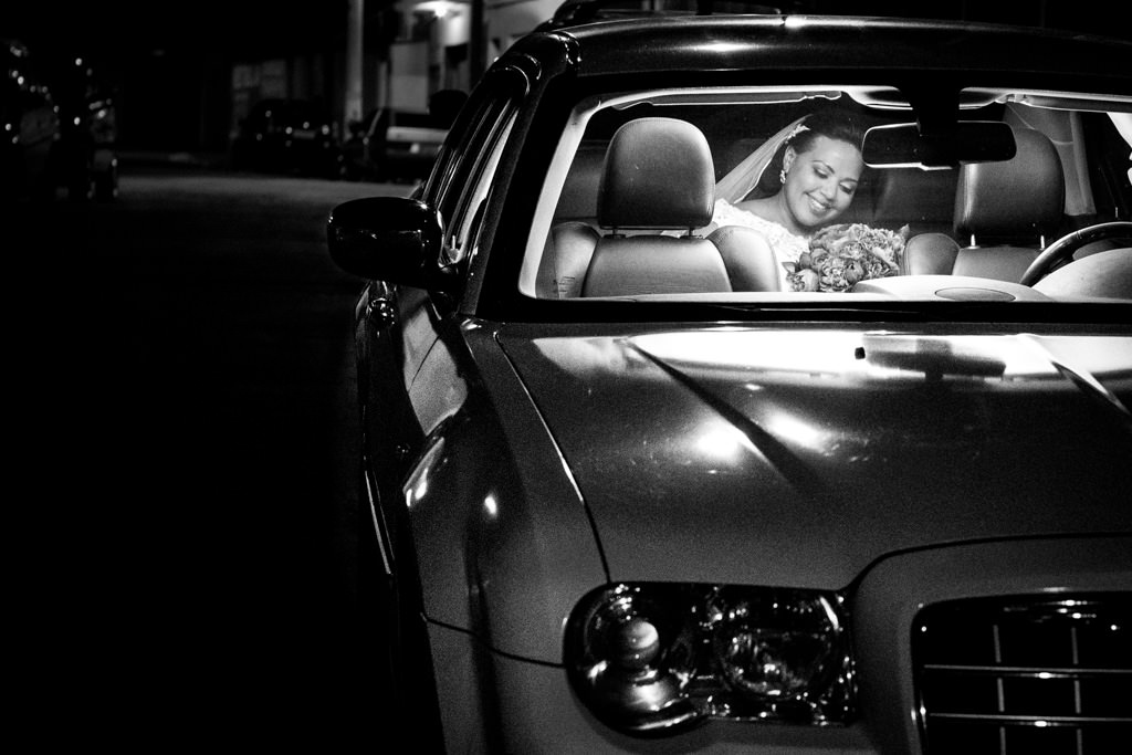 O sorriso de Lilian segurando seu buquê de noiva dentro do carro antes da grande entradas