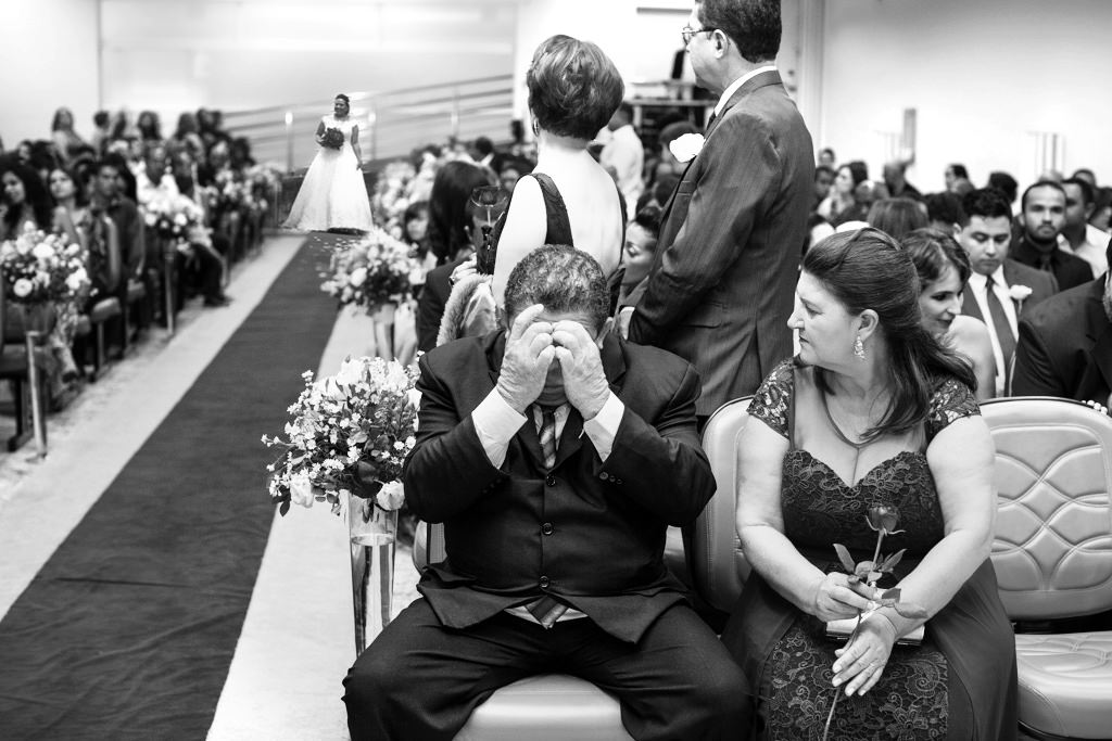 O momento esperado a entrada da noiva e a emoção do pai