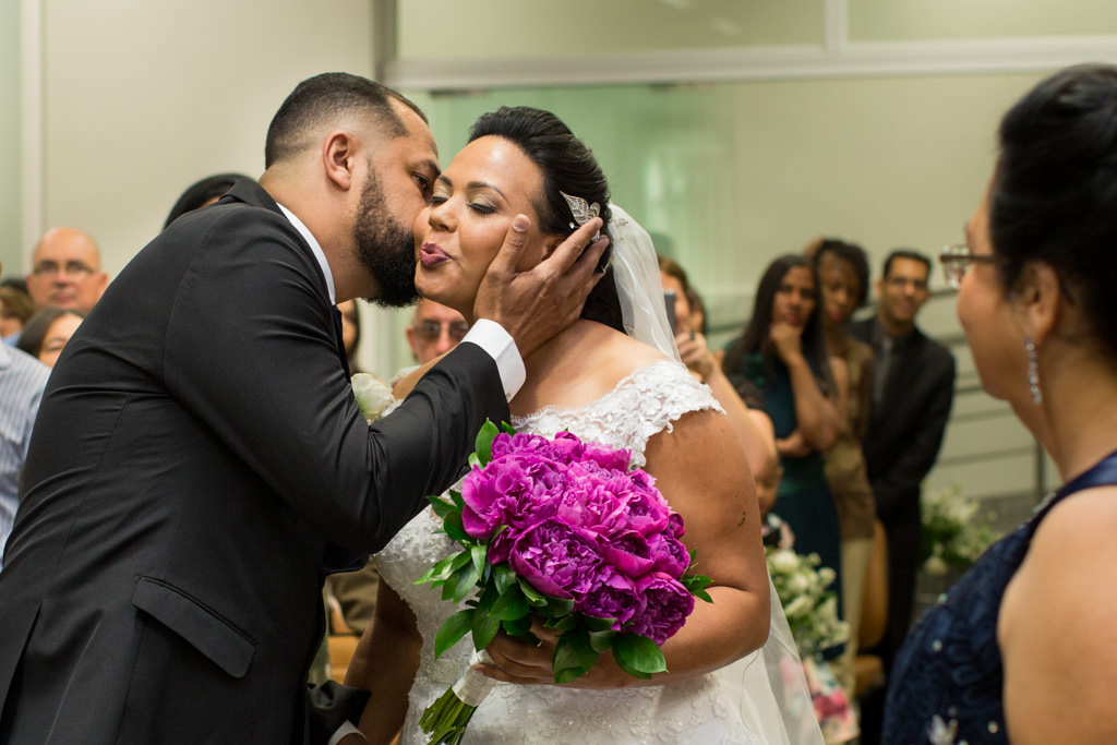 o beijo carinho do irmão de lilian, na noiva