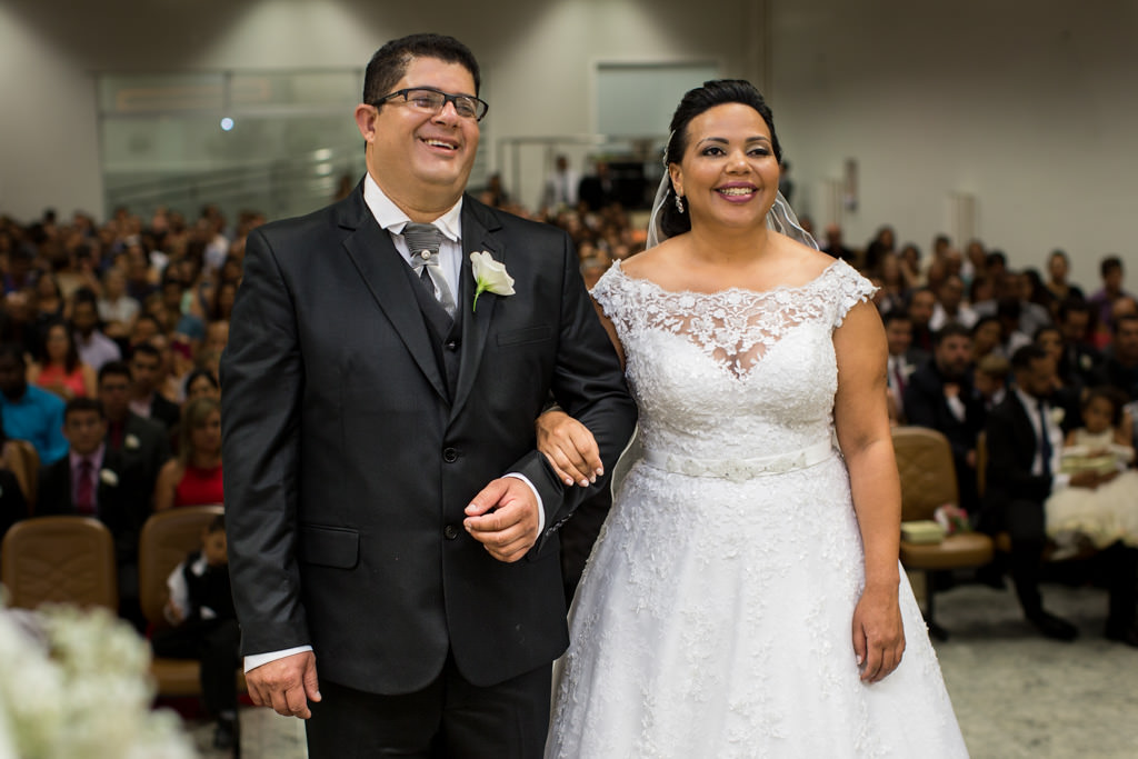 Diante do altar, momento da pregação do pastor o sorriso dos noivos