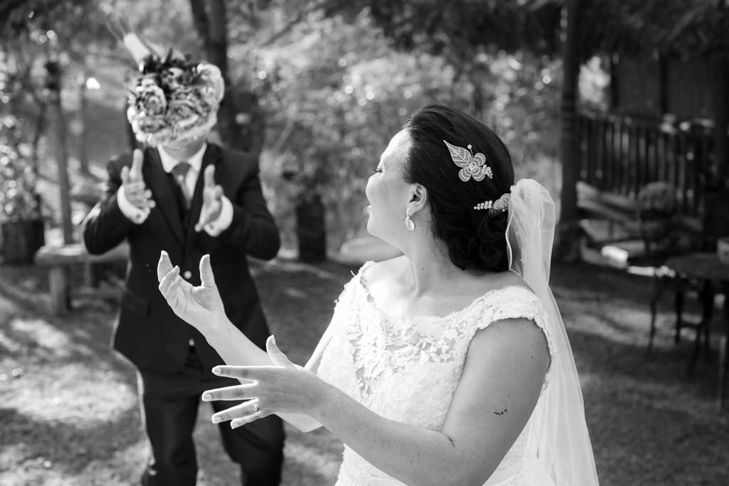 No cenário do sítio da família, momento em que Liliam joga o buque para marcelo pegar