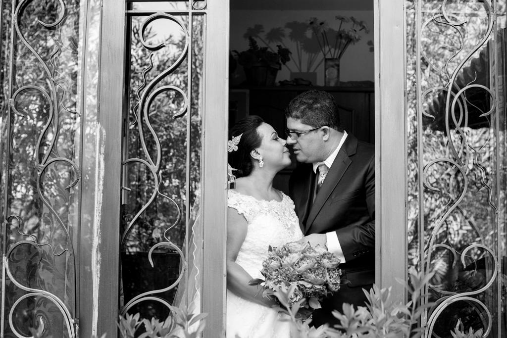 uma linda porta serve de moldura para a troca de carinho de liliam e Marcelo