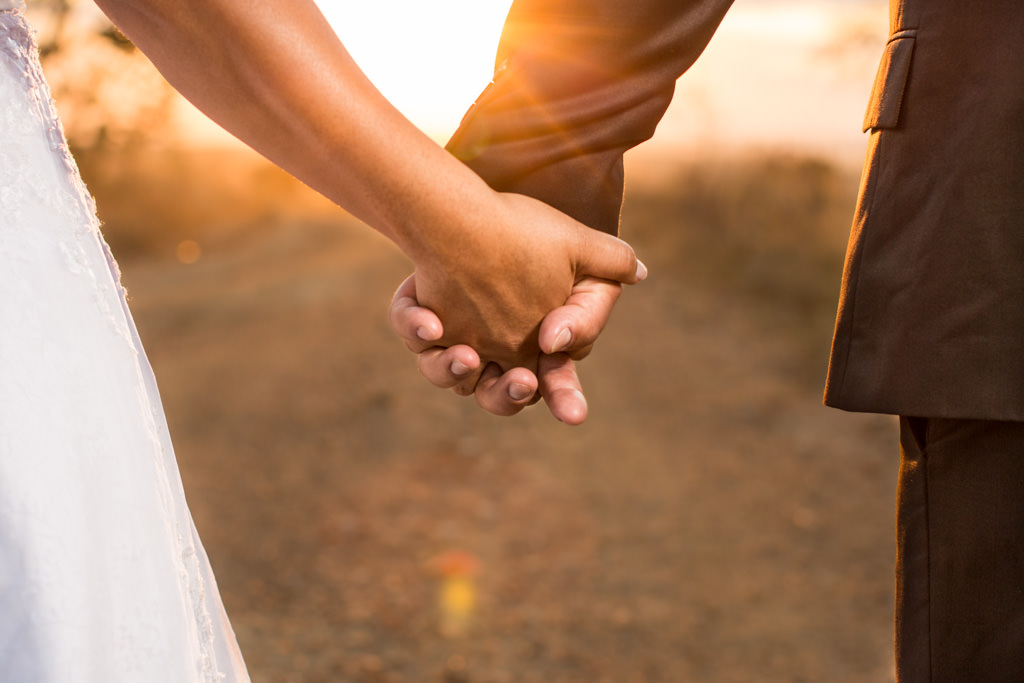 com close somente nas mãos de lilian e marcelo