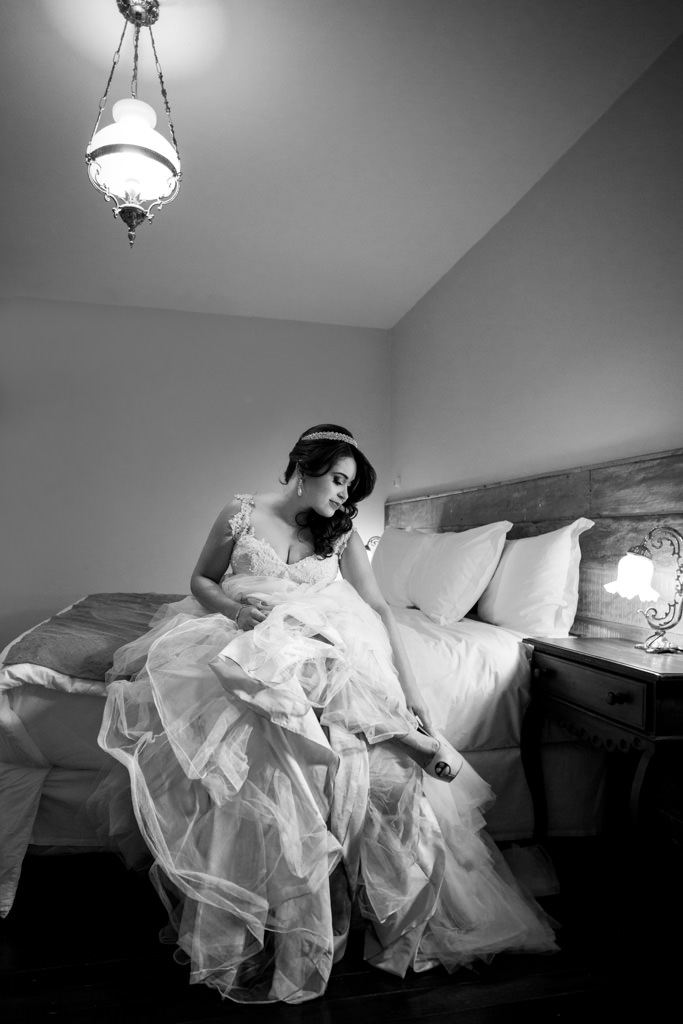 a linda noiva Mariana arrumando o seu lindo vestido de noiva