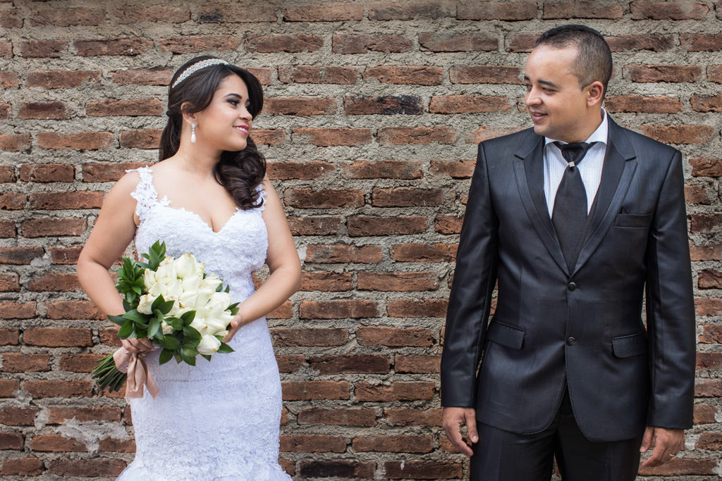 ao fundo uma parede de tijolinho a troca de olhares de fernando e mariana