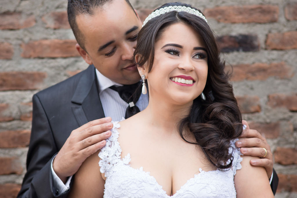 o cheiro no pescoço de mariana que retribui com um lindo sorriso