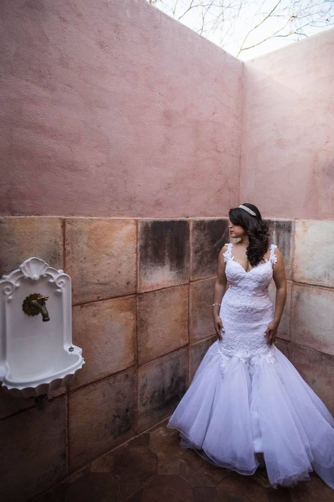 uma linda parede antiga dentro do spa no arraial do conto em cordisburgo serve para mariana mostra o seu lindo vestido de noiva
