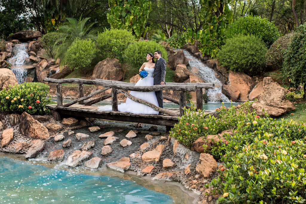 admirando a paisagem no meio de uma ponte de madeira kamila e samuel
