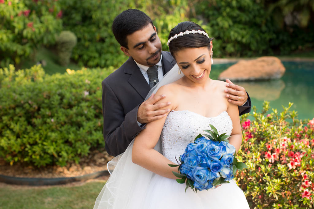 o Carinho de samuel em kamila com seu lindo buquê de noiva azul