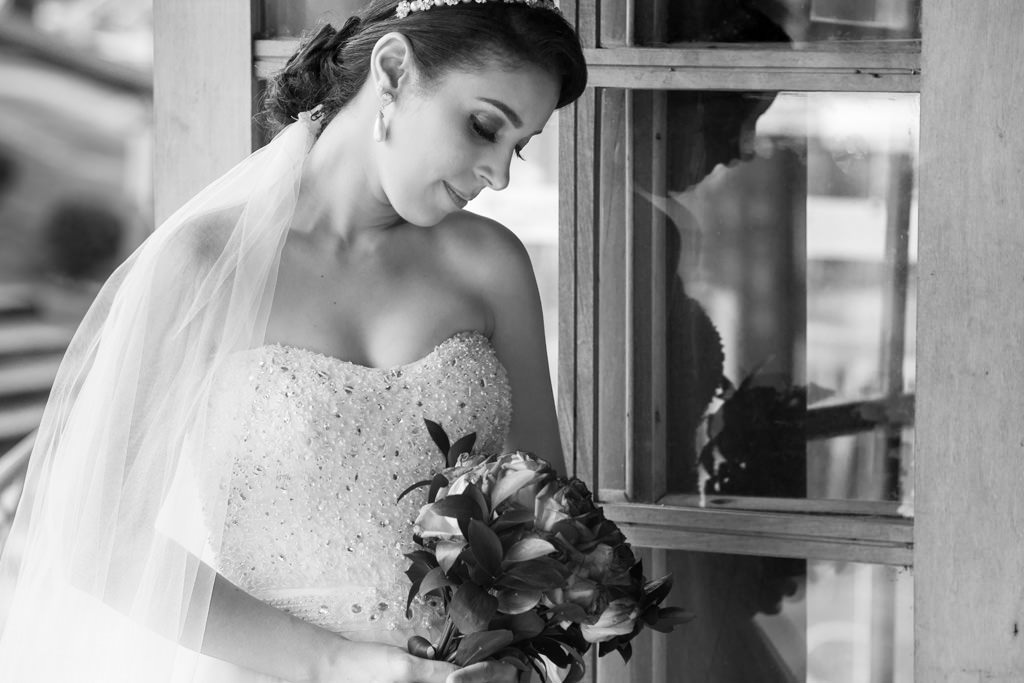 kamila admirando o seu lindo buque