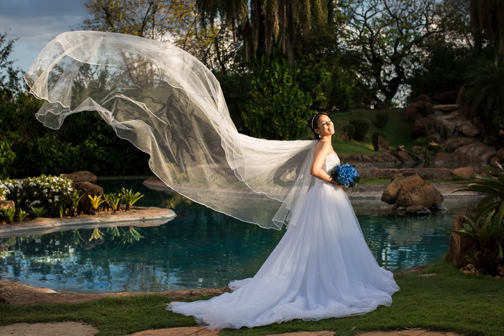 o lindo vestido da noiva kamila mais destacado ainda com seu enorme véu de noiva