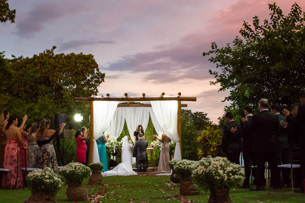 c om lindo céu a vista panorâmica do altar no momento da benção do pais e padrinhos