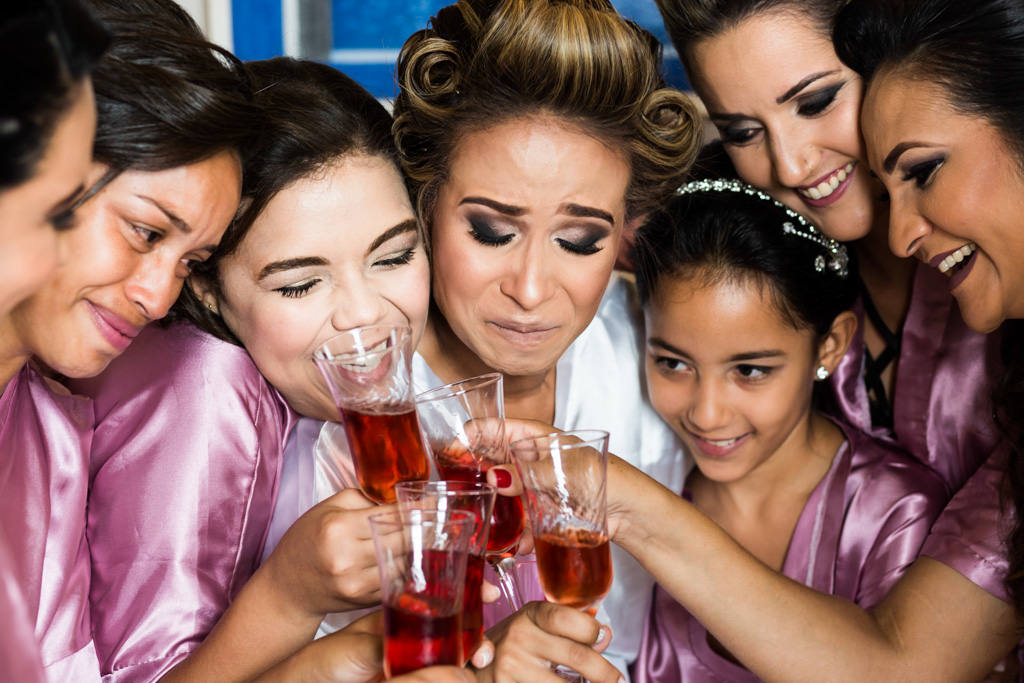 a emoção da noiva Luana durante o brinde com suas madrinhas