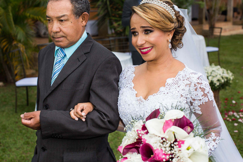 momento de emoção na entrada, a noiva com seu pai 