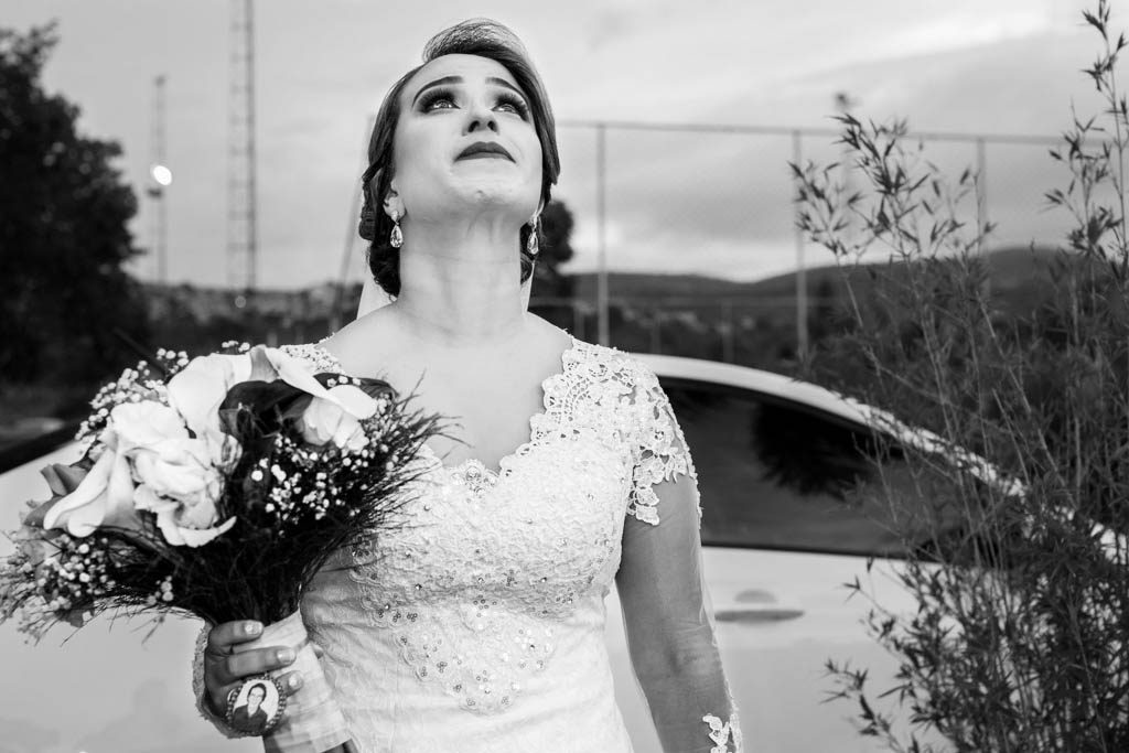 a emoção de luana a noiva segurando o seu buquê, segundos antes de entrar no altar