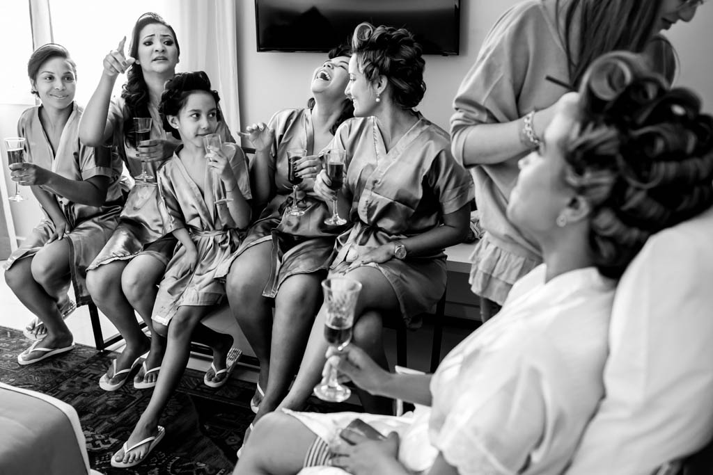 sob o olhar e sorrisos das madrinhas a tensão do make realizado por Mariane de Moro