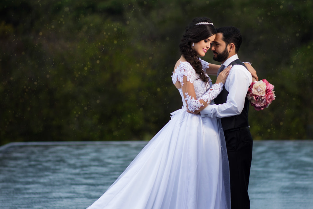 o tempo chuvoso ajudou o clima romântico, abraços e carinhos de tiago e isabella e ao fundo a piscina finita