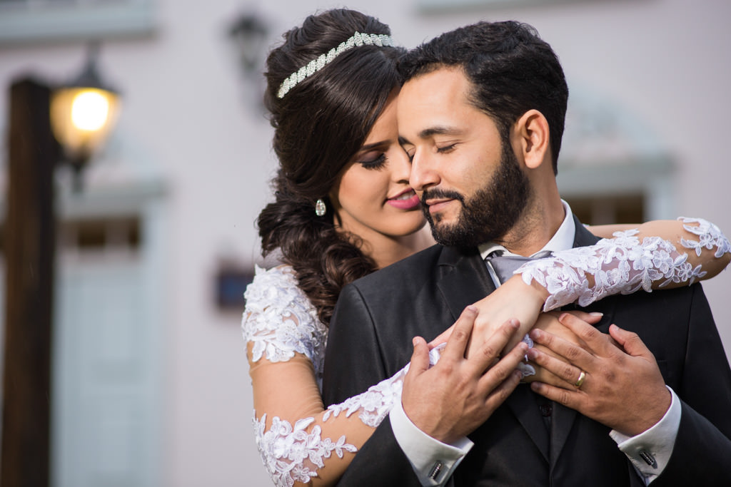 o abraço carinhoso da linda noiva isabella em tiago