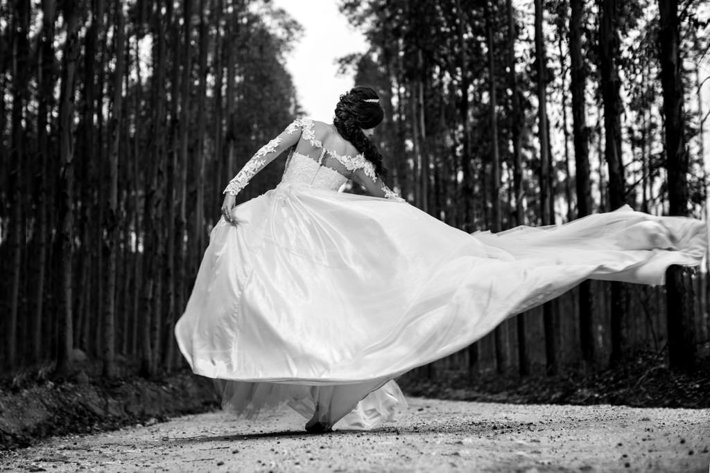 a dança no meio da estrada de chão forma uma linda forma do vestido da noiva