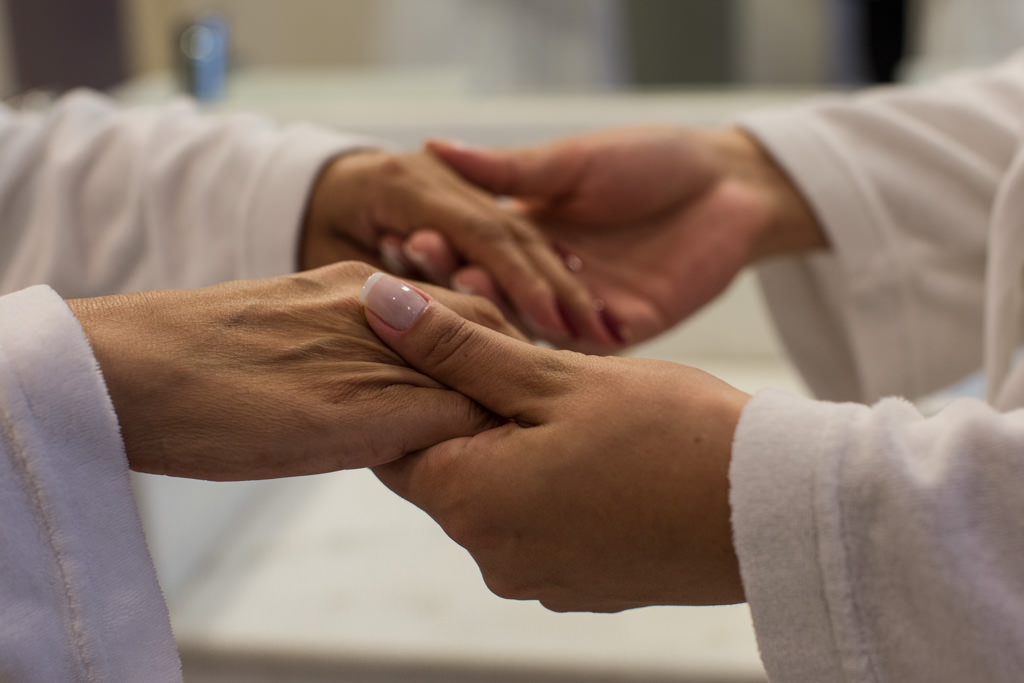 o aperto de mão de Isabella a noiva com a sua mãe, no momento do making of