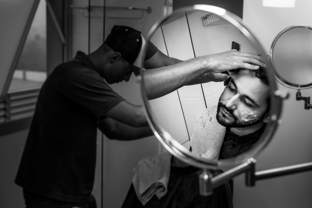 o making of do noivo tiago no hotel Promenade Veredas Sete Lagoas, fazendo a barba